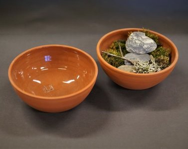 Dorte Visby keramik - lille lertøjsskål i rødler med klar glasur indvendigt.