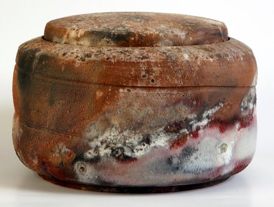 Dorte Visby unika keramik - muffelbrændt lågkrukke med inspiration fra de geologiske landskaber omkring Lønstrup Klint. En del af projektet 'Loenstrup Klint Geoceramics'
