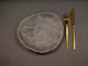 Dorte Visby keramik, rakubrændt frokosttallerken, uglaseret mørk skærv med metallisk glans og en rå, assymetrisk kant.