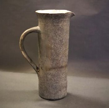 Dorte Visby keramik, rakubrændt cylinderkande, indvendigt hvidglaseret med de klassiske krakeleringer i glasuren fra rakubrænding.