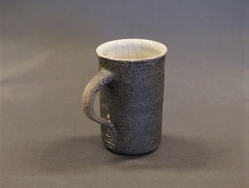 Dorte Visby keramik, rakubrændt hvidglaseret cylinderkrus