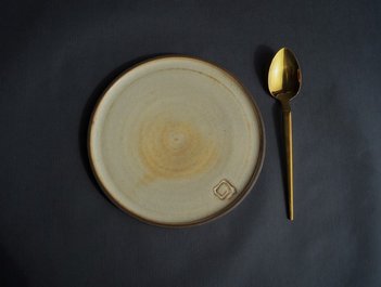 Dorte Visby keramik, dyb tallerken stentøj 'Midnatshav'