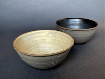 Dorte Visby keramik, lille suppeskål stentøj 'Sand' og 'Midnatshav'