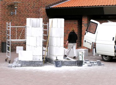 Dorte Visby keramik - installering af udsmykning 'Fra Nord' på Hirtshals Fisketerminal