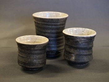 Dorte Visby keramik, rakubrændt hvidgalseret rillekop i 3 størrelser