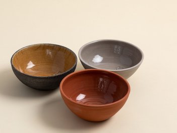 Dorte Visby keramik, rakubrændt ymerskål, indvendigt glaseret med honningfarvet glasur med de karakteristiske revner fra rakubrænding.